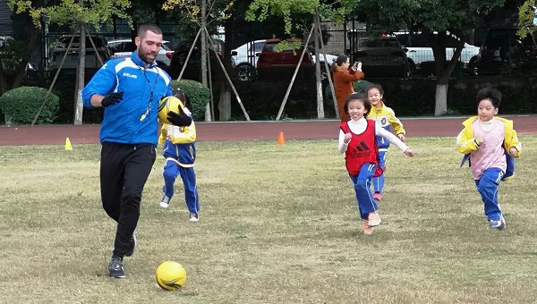 中國部·小學(xué)實踐課程:西班牙教練來啦!足球課,更快樂!